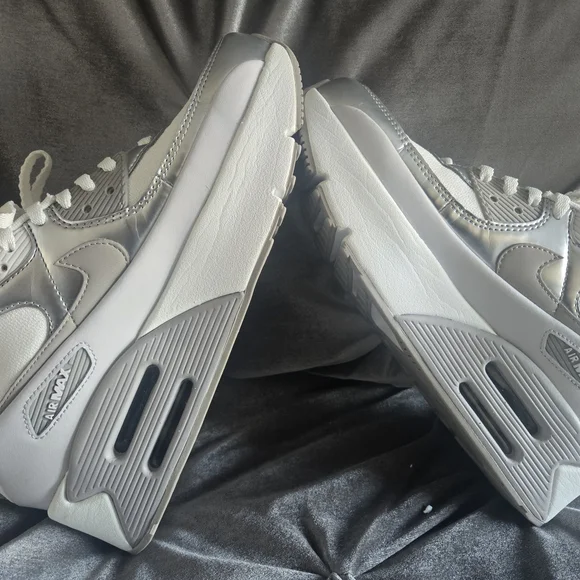 Nike Air Max in Light Gray and Soft Pink - Picture 3 of 7